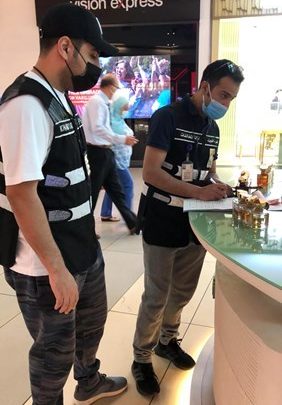 غلق محلين وتحرير 8 مخالفات في العاصمة