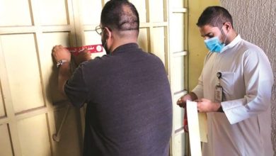إغلاق مخزن في أحد العقارات المخالفة في حولي