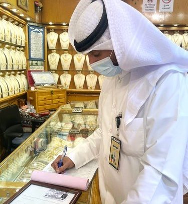 تحرير 10 مخالفات اشتراطات صحية في العقيلة والفحيحيل