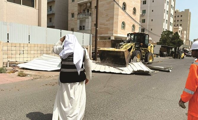 إزالة 140 مظلة مخالفة في حولي